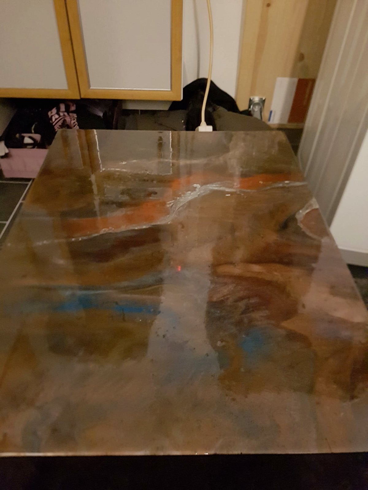 Et bord lakkert med epoxy